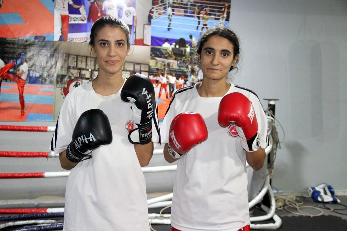 Kick Boksçu kız kardeşler, ilk şampiyonadan madalya ile döndü