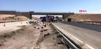 Kırıkkale tır devrildi, dorsedeki ürünler yola saçıldı