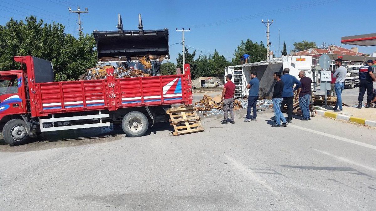 Konya\'da su yüklü kamyonet devrildi: 2 yaralı