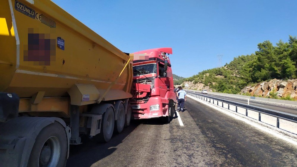 Maden yüklü tırlarlar çarpıştı