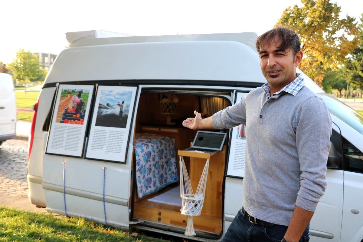 Mevsimlik işçileri fotoğraflamak için bakanlıktaki görevinden istifa edip karavan aldı
