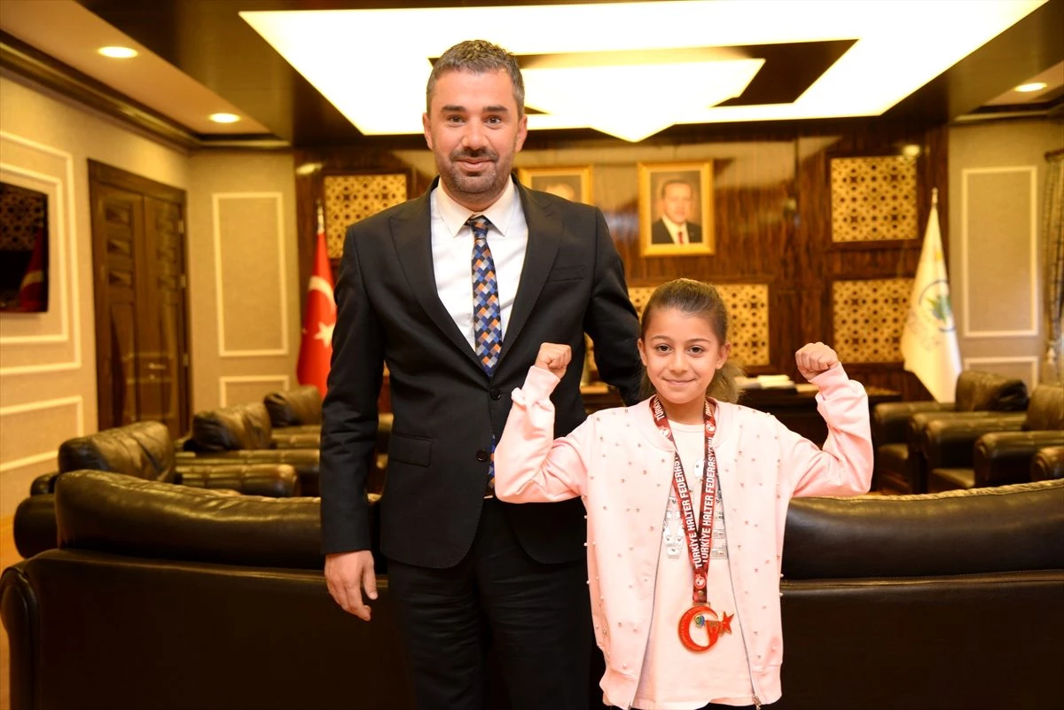 Minik sporculardan Başkan Ertuğrul Çetin\'e ziyaret