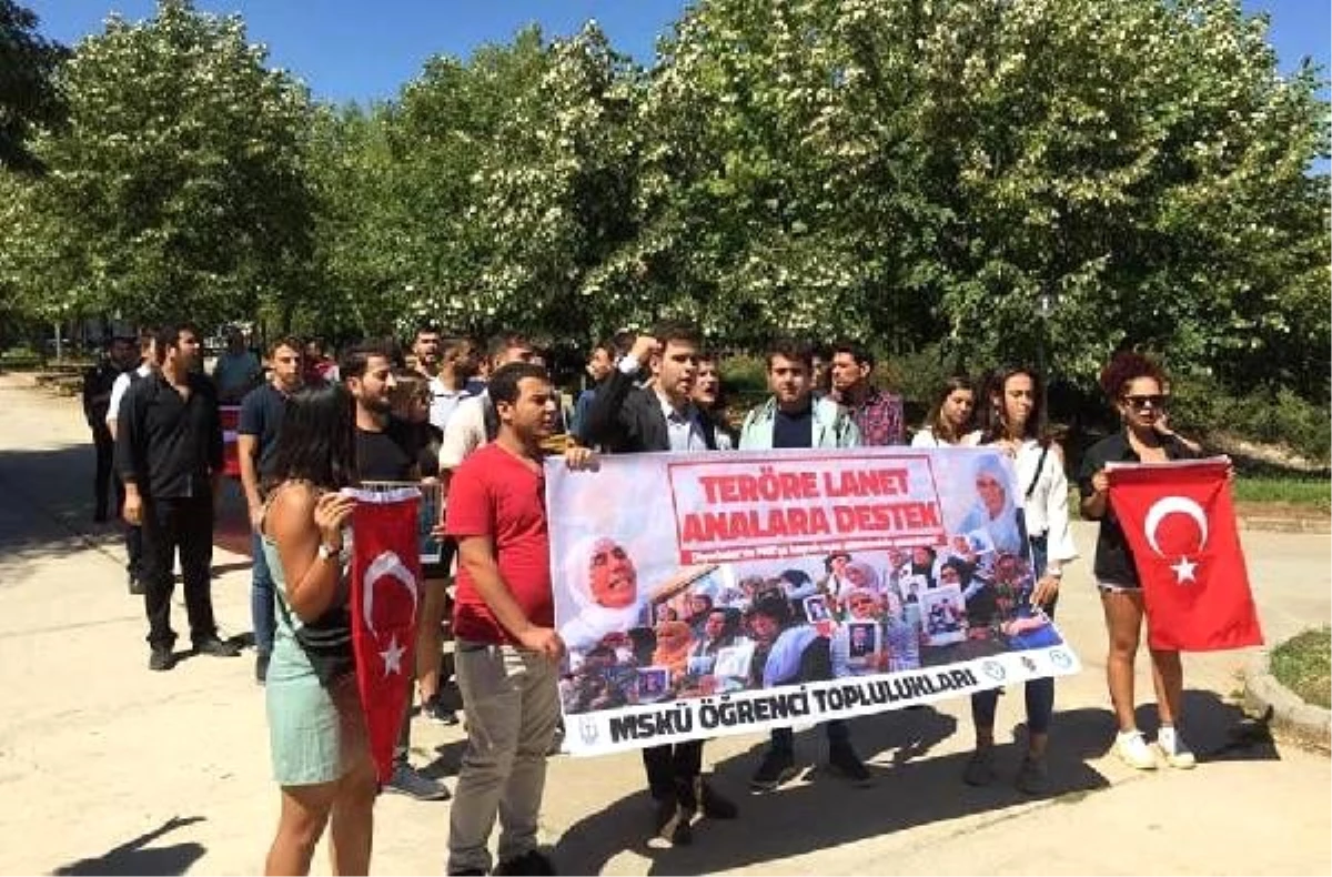 Muğla\'da üniversitelilerden hdp önündeki annelere destek
