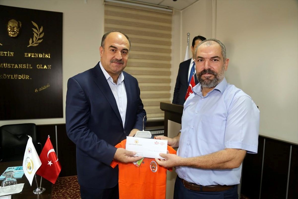 NTB\'den öğrencilere giysi yardımı