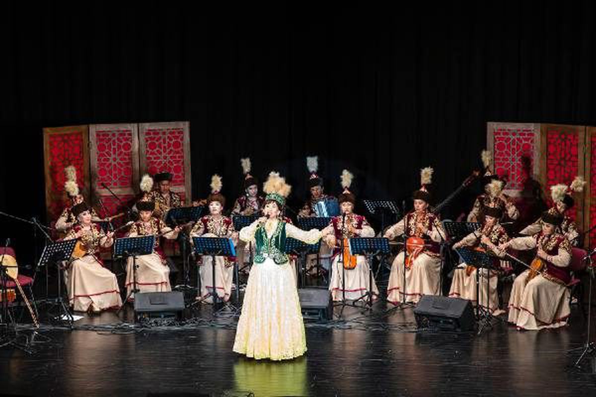 Nur-sultan halk çalgıları orkestrası, bursa\'da konser verdi