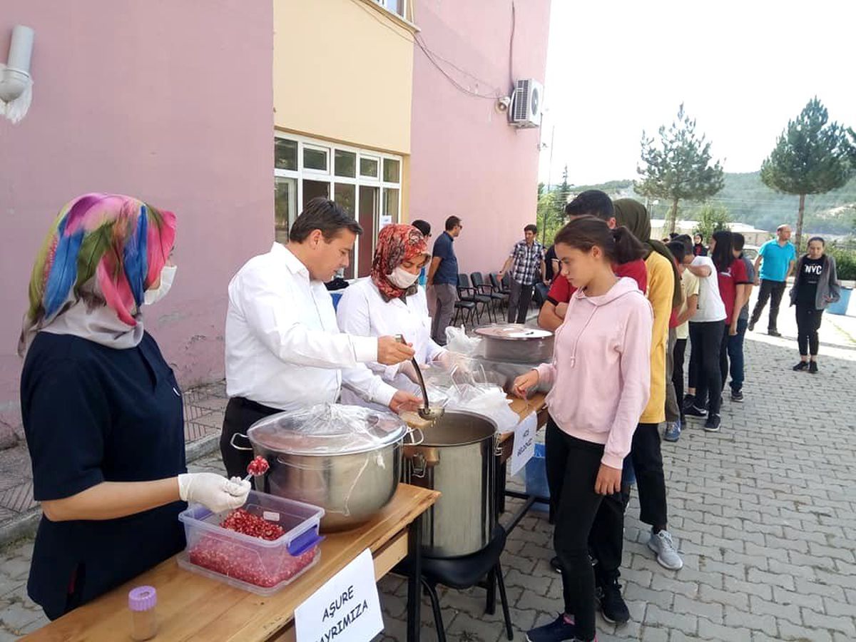 Öğretmenlerden aşure ikramı