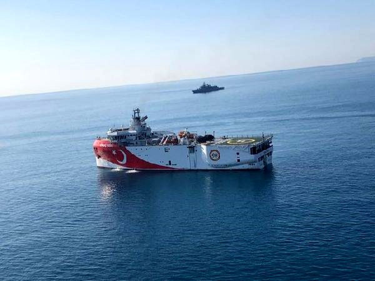 Oruç reis araştırma gemisine tcg oruçreis fırkateyni refakat ediyor