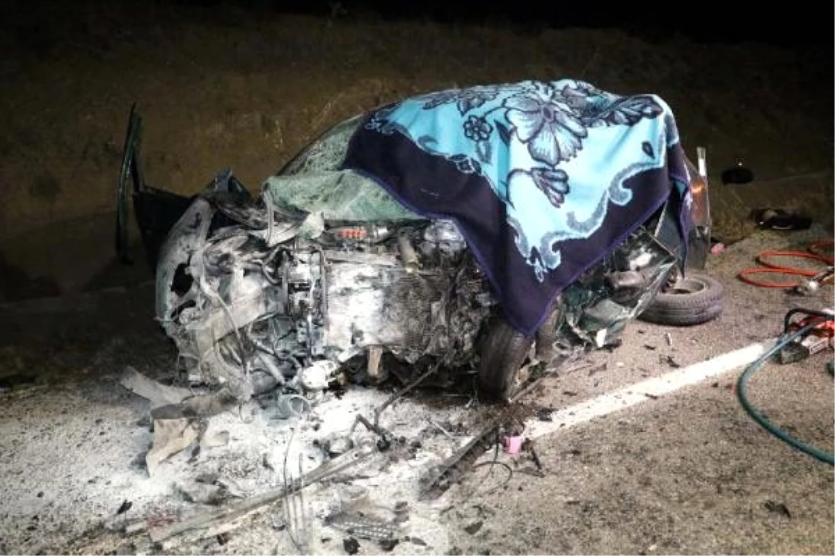 Otomobil ile minibüs çarpıştı: uzman onbaşı öldü, 2 yaralı