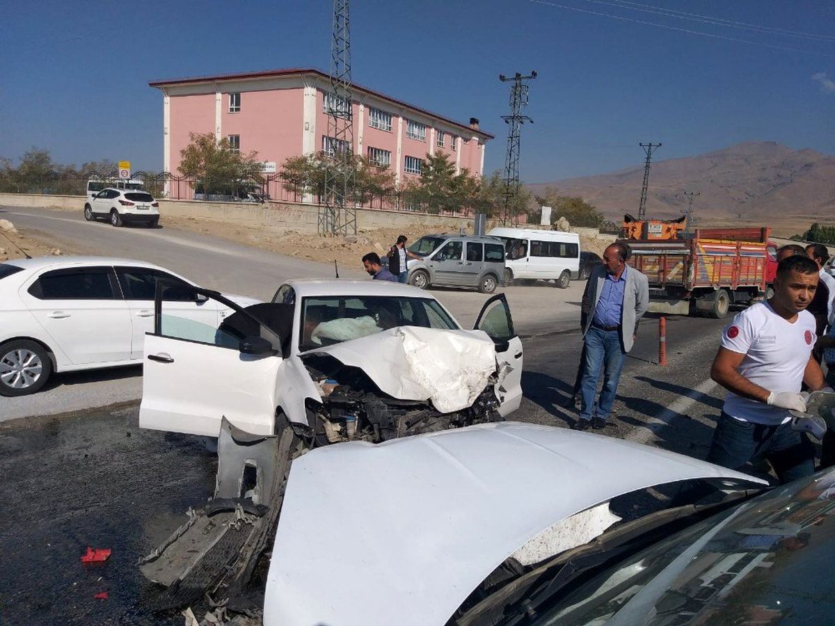 Otomobiller çarpıştı: 5 yaralı
