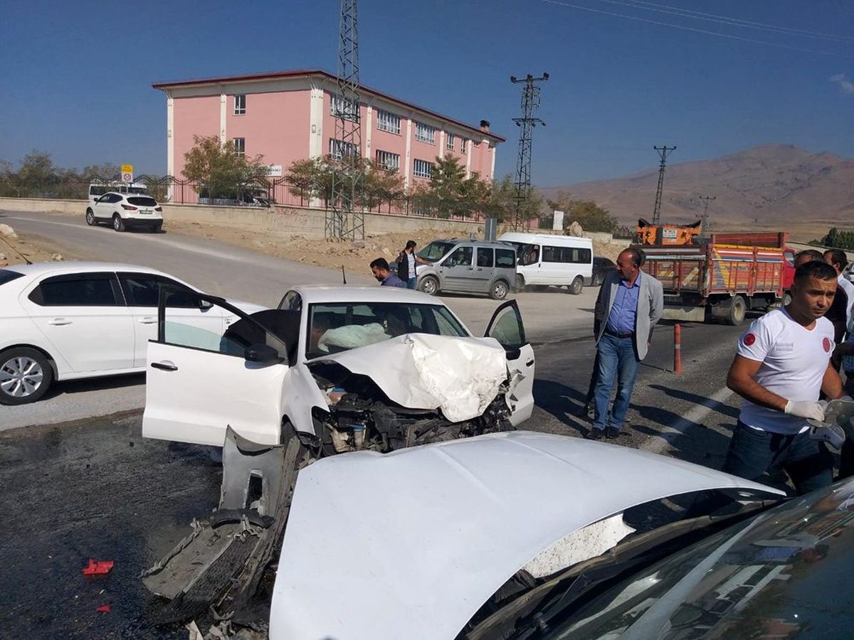 Otomobiller çarpıştı: 5 yaralı