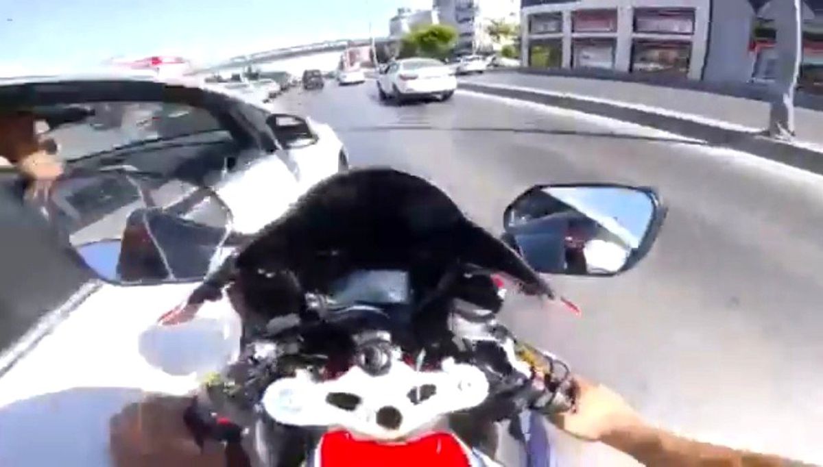 (Özel) E-5 karayolunda motosikletlinin ölümden döndüğü kaza kamerada