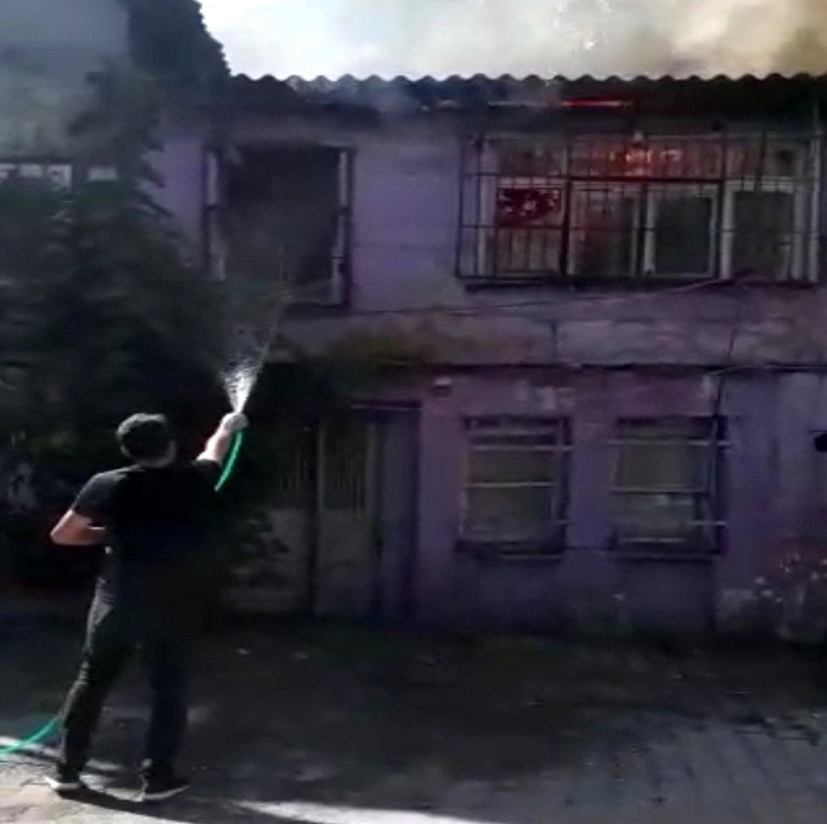 (ÖZEL) Fatih\'te alev alev yanan binaya bahçe hortumuyla müdahale etti