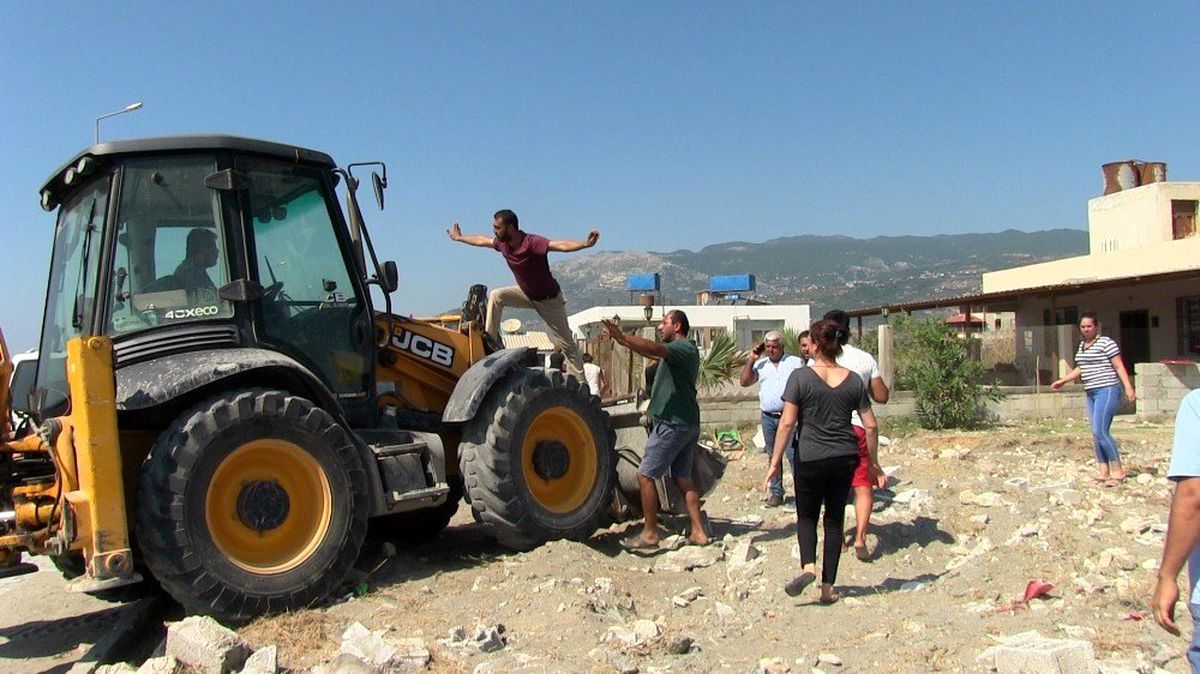 Samandağ\'da kaçak yapıların yıkımında arbede