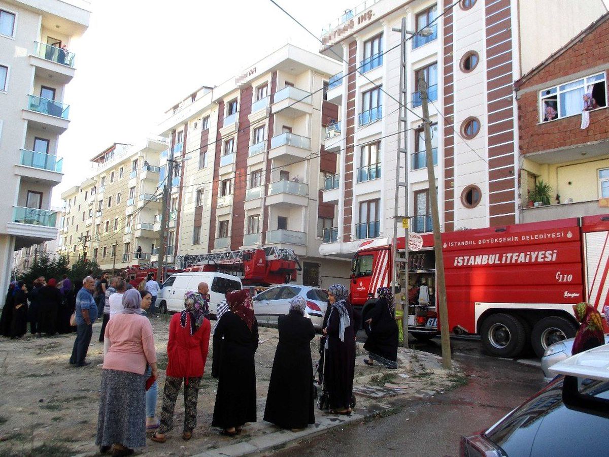 Sancaktepe\'de 5 katlı apartmanda yangın paniği
