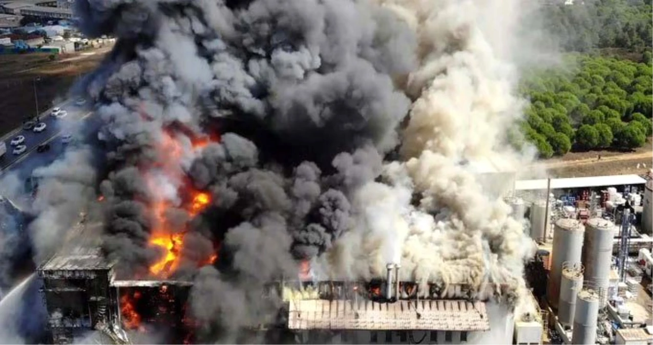 Tuzla\'da polyester fabrikası yandı, yangın kısmen kontrol altına alındı