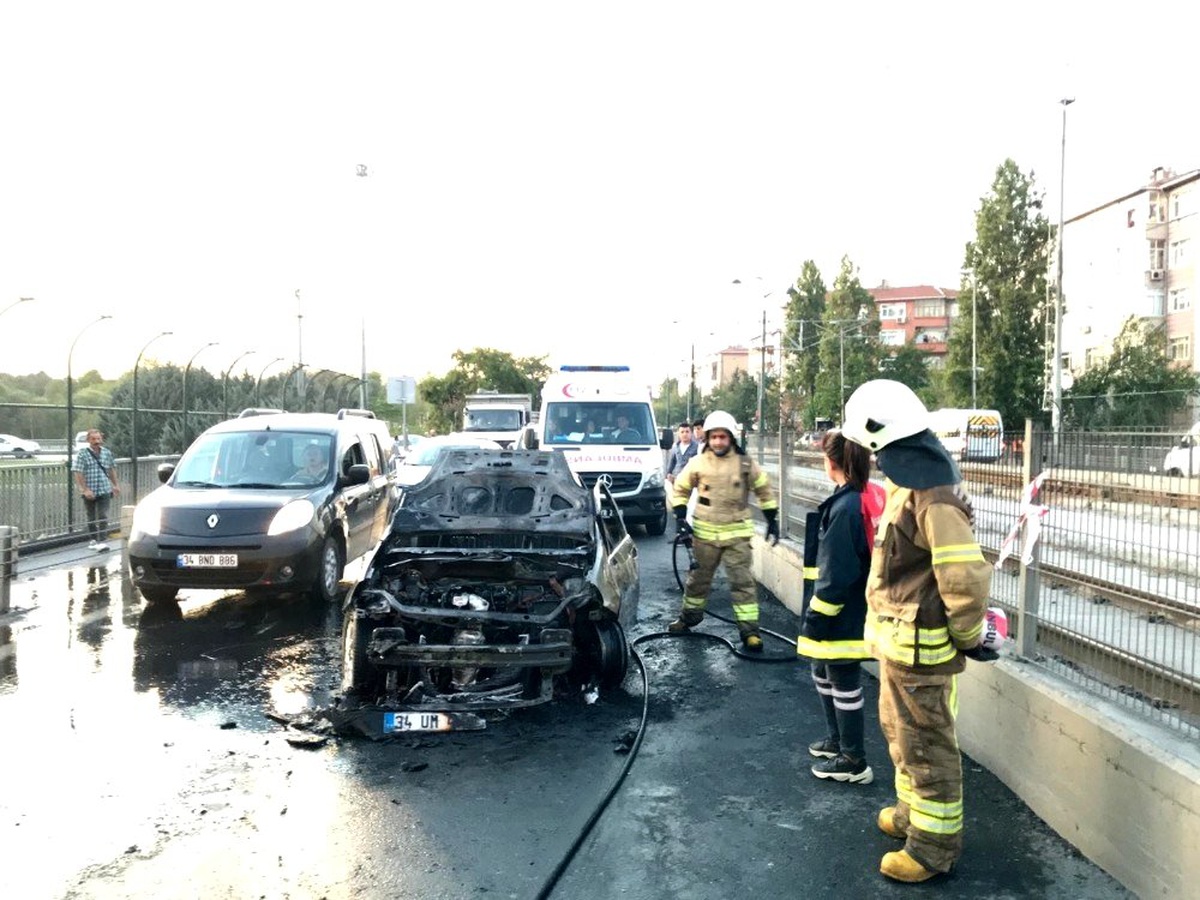 Sultangazi\'de seyir halindeki otomobil alev aldı