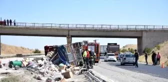 Tır devrildi, dorsedeki ürünler yola saçıldı