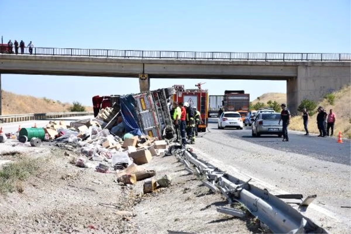 Tır devrildi, dorsedeki ürünler yola saçıldı