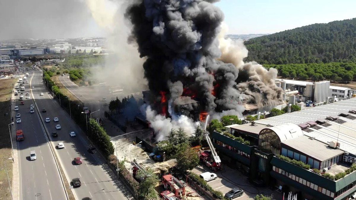 Tuzla\'da polyester fabrikasında çıkan yangın havadan görüntülendi
