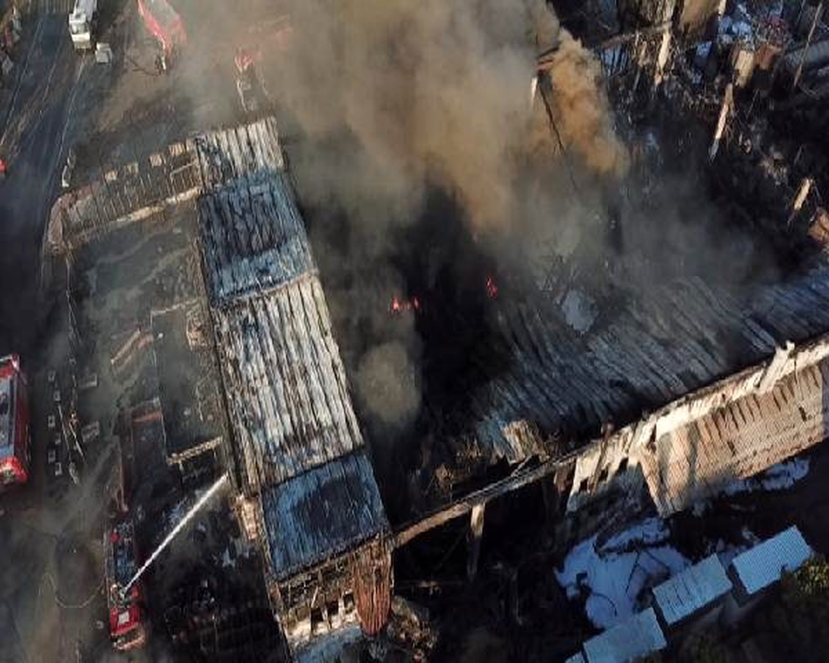 Tuzla\'da yanan fabrika soğutma çalışmaları havadan görüntülendi