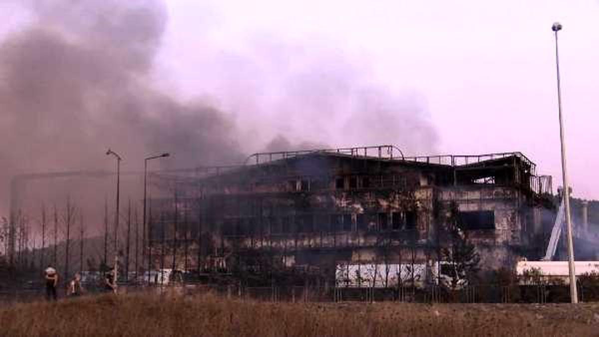 Tuzla\'da yanan fabrika soğutma çalışmaları sürüyor