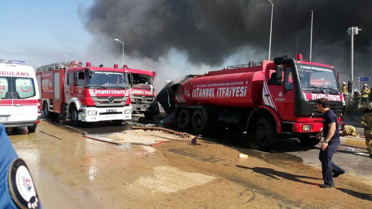 Tuzla\'da yangın sırasında tanker patladı