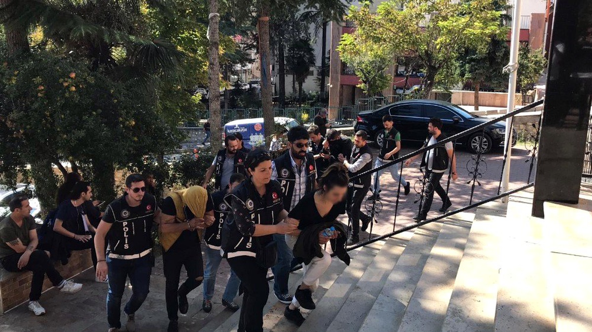 Uyuşturucu şüphelisi, basın mensuplarına küfürler yağdırdı
