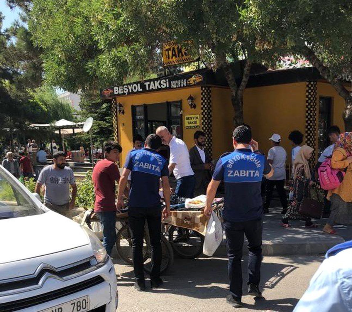 Van Büyükşehir Belediyesi seyyar satıcı denetimlerini sıklaştırdı