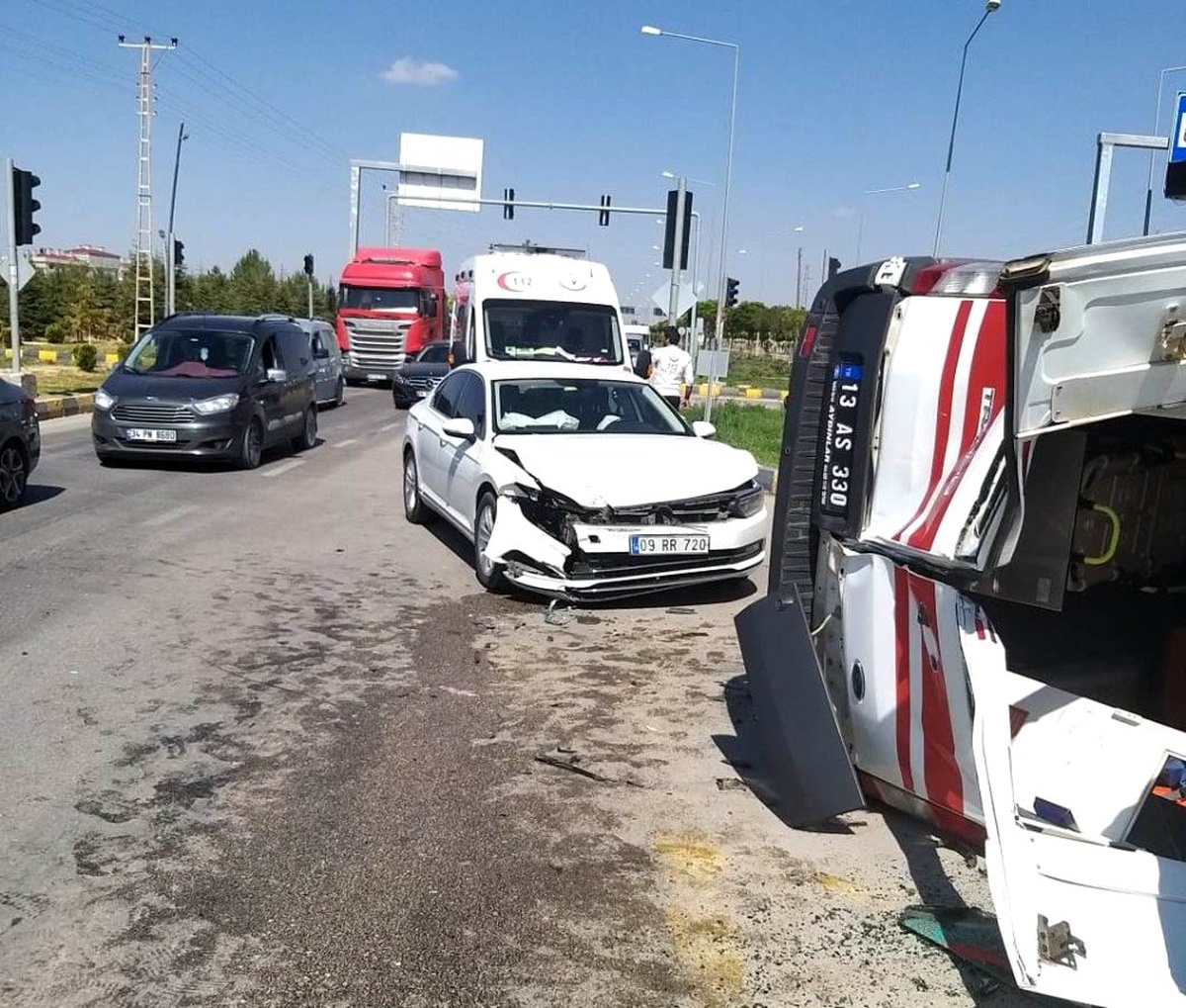 Van\'da ambulans ile otomobil çarpıştı: 7 yaralı