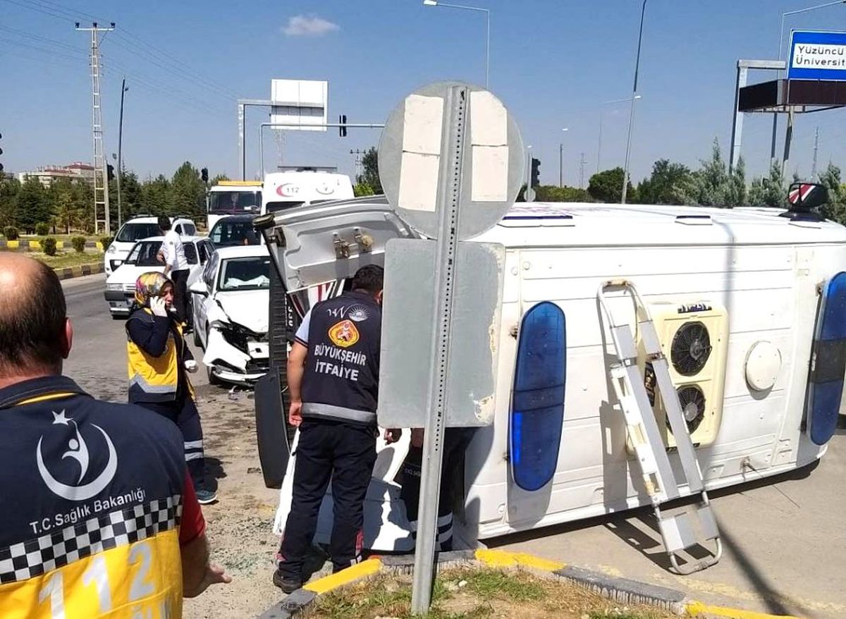 Van\'da ambulans ile otomobil çarpıştı: 7 yaralı