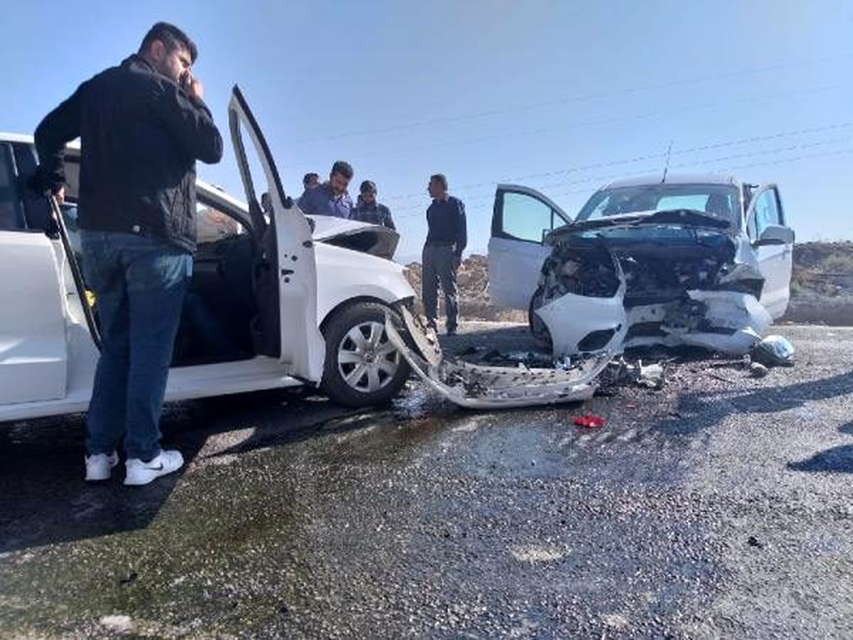 Van\'da otomobiller çarpıştı: 2\'si ağır 5 yaralı