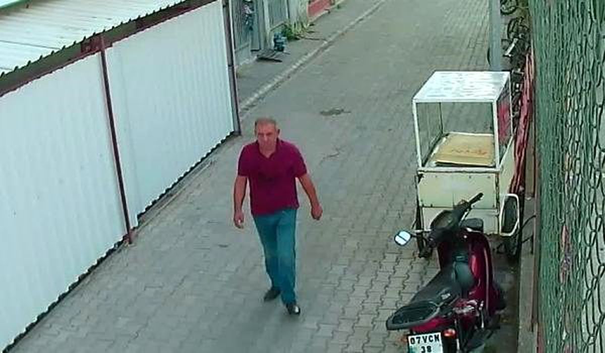 Yaşlı kadını kümese sokup, başına çekiçle vurdu, bileziğini çaldı