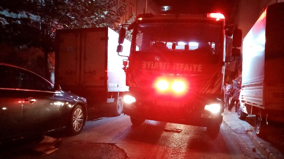 3 katlı apartmanın giriş katında çıkan yangın mahalleyi sokağa döktü