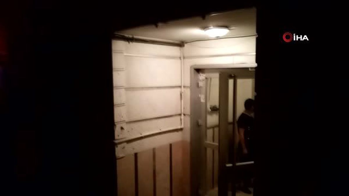 3 katlı apartmanın giriş katında çıkan yangın mahalleyi sokağa döktü