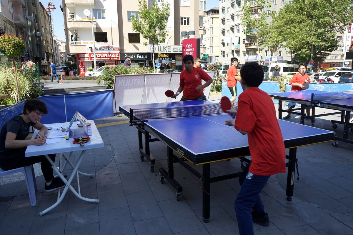 Açık alan masa tenisi turnuvası başladı