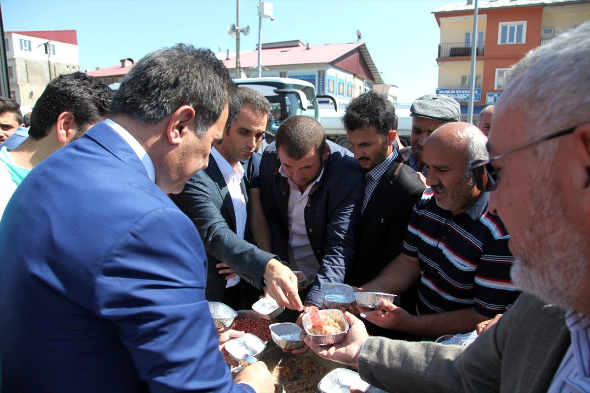 Ahlat Belediyesi 2 bin kişiye aşure dağıttı