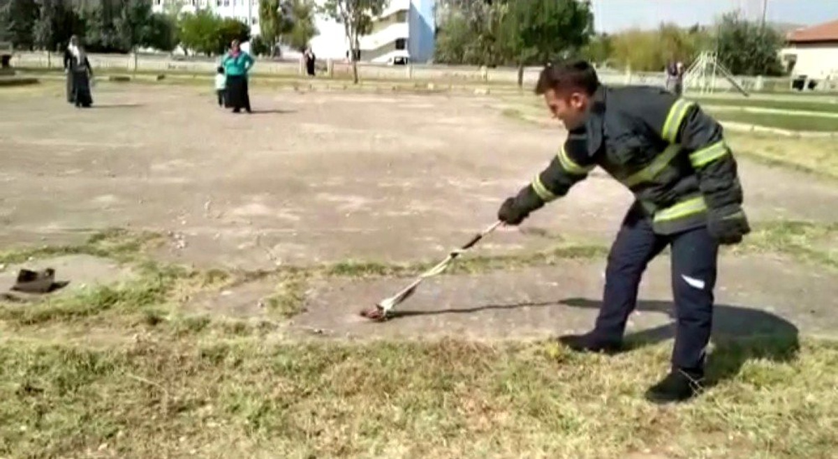 Aksaray\'da çocuk parkında ortaya çıkan yılan korkuttu