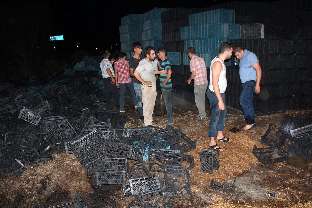 Alaşehir\'de plastik kasa imalathanesinde yangın
