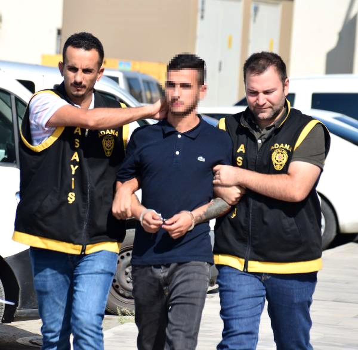 Altın kolye çalan kapkaçcıyı dövmesi ele verdi