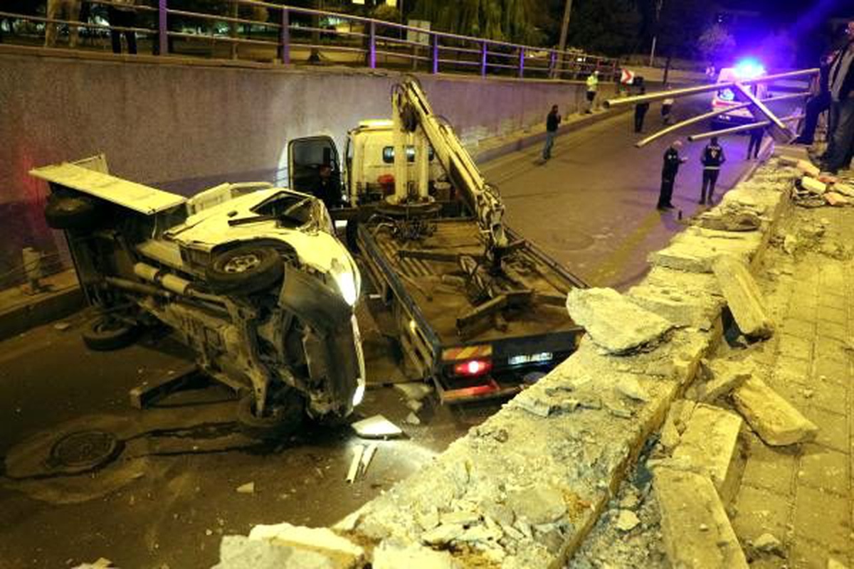 Ankara\'da kamyonet köprülü kavşaktan düştü: 2 yaralı