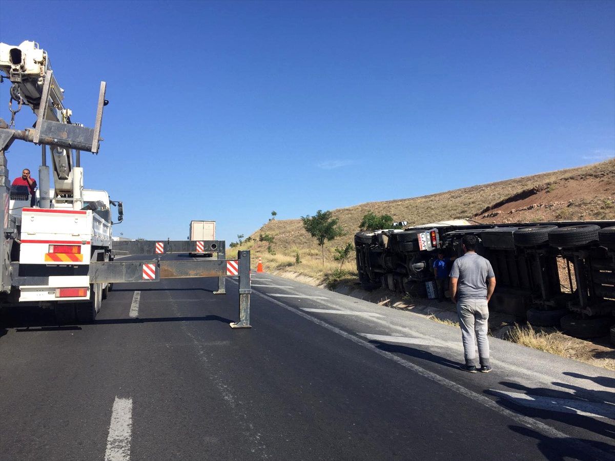 Ankara-Konya yolunda tır devrildi