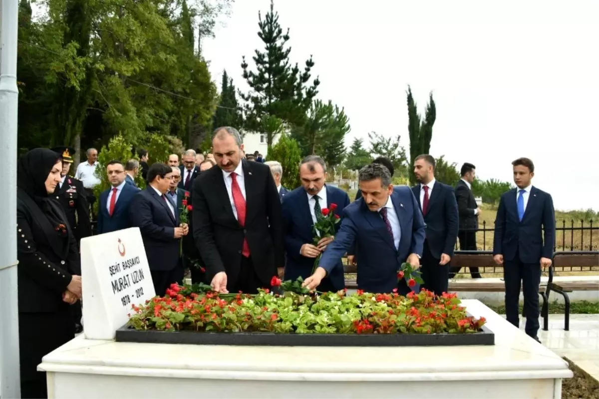 Bakan Gül, Başsavcı Uzun\'un kabrine karanfil bıraktı