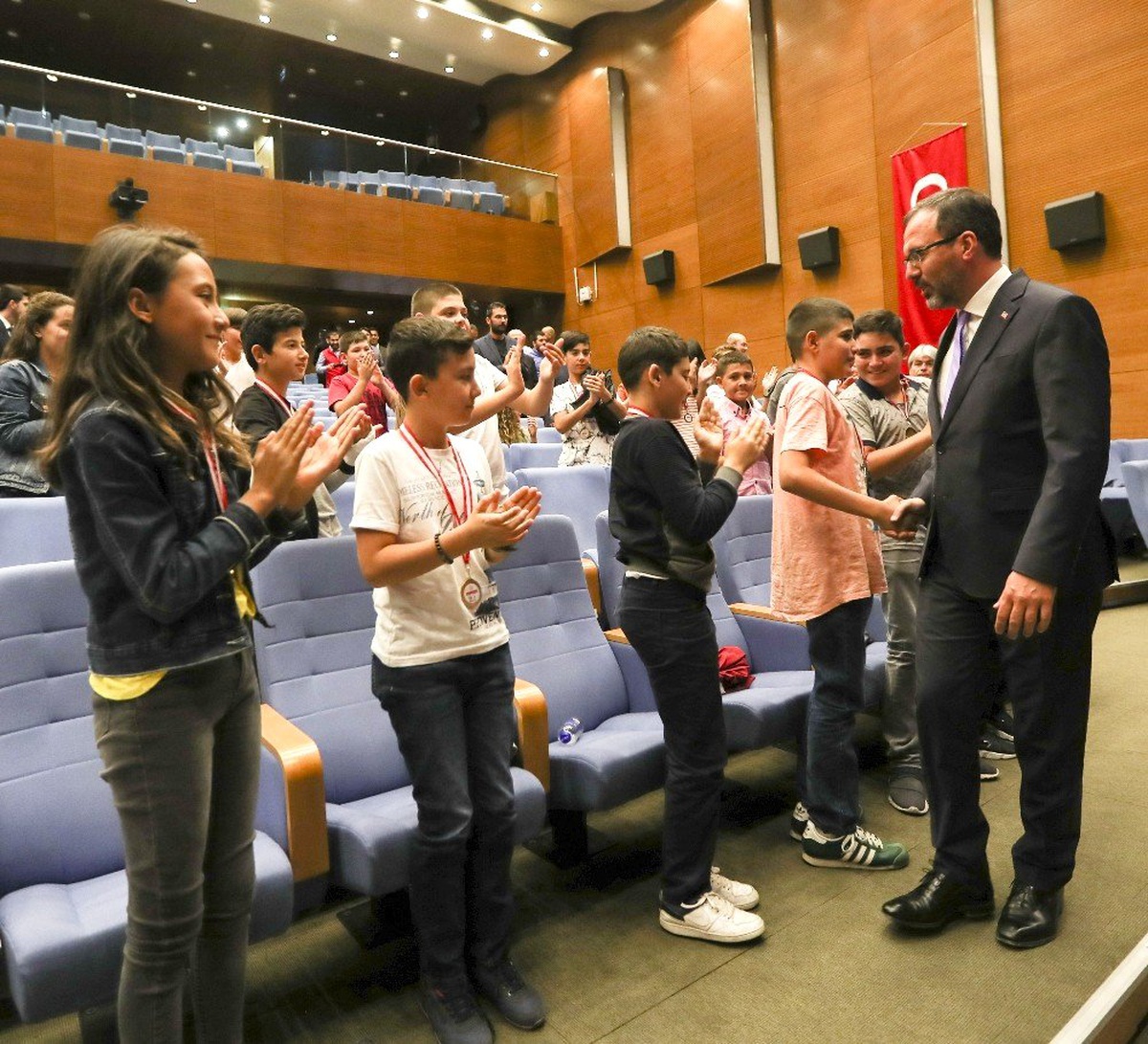Bakan Kasapoğlu: "Gençlerimizi geleceğe hazırlamak bizim birinci vazifemiz"