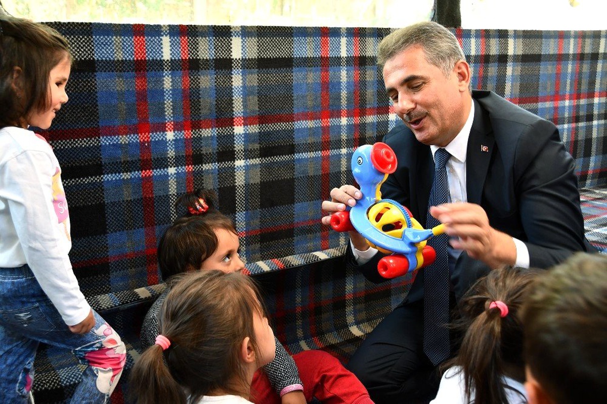 Başkan amcalarıyla şarkı söylediler, oyun oynadılar