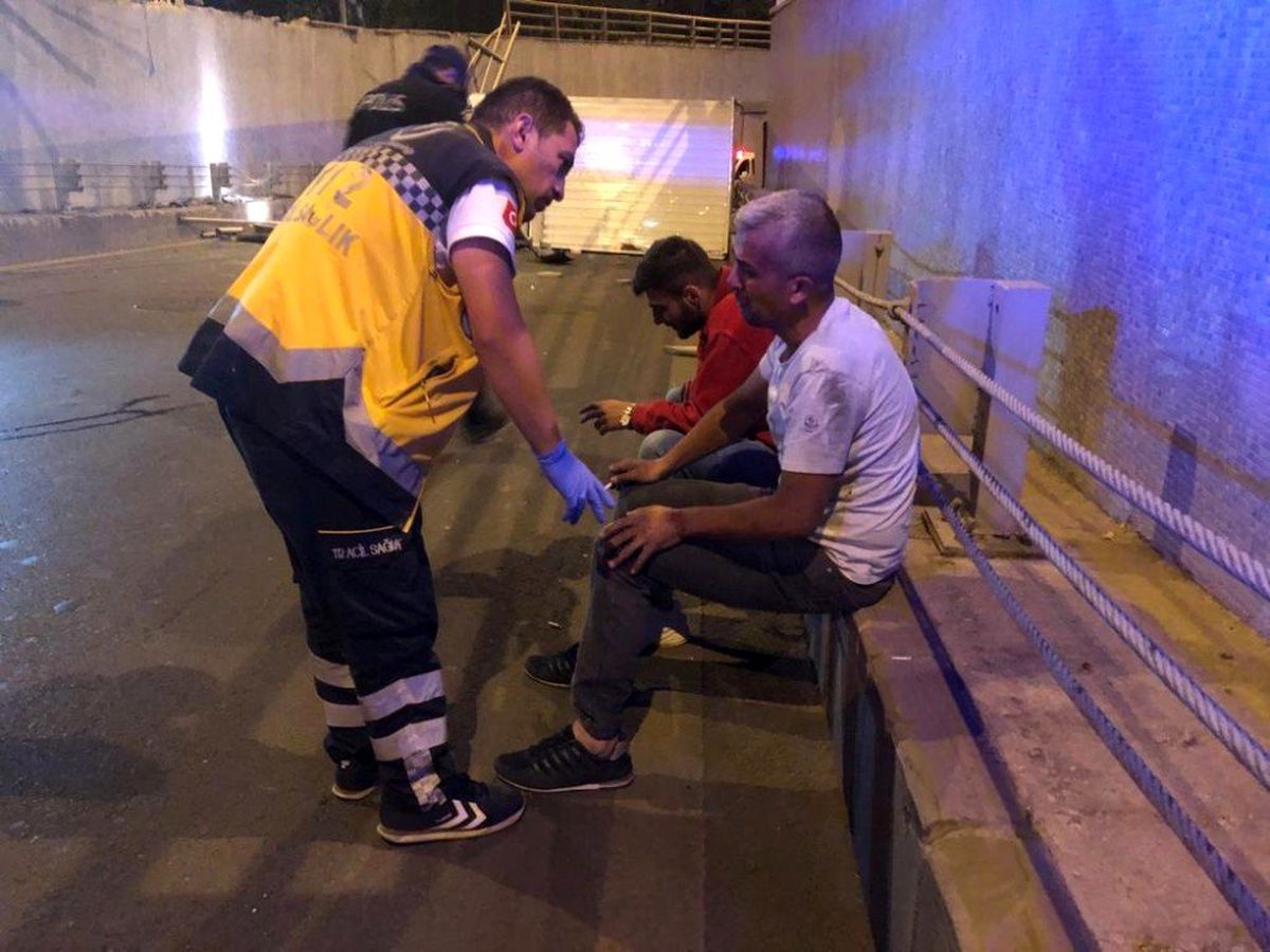 Başkent\'te virajı alamayan kamyonet bariyerlerden uçtu: 2 yaralı