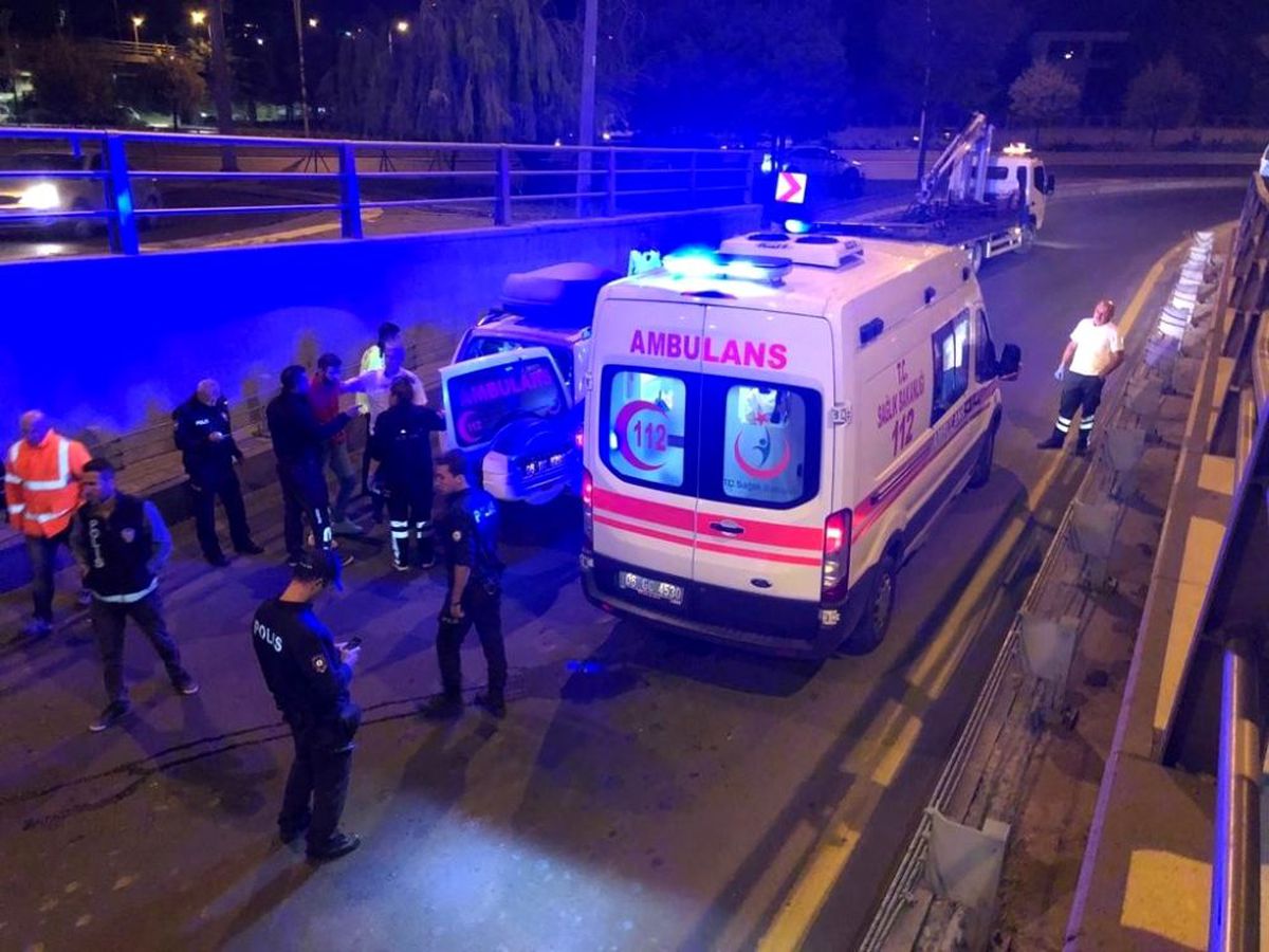 Başkent\'te virajı alamayan kamyonet bariyerlerden uçtu: 2 yaralı