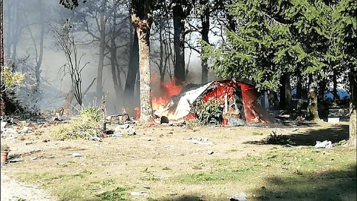 Belçika\'ya ait F-16 savaş uçağı Fransa\'ya düştü, pilotlardan biri yüksek gerilim hattına takıldı
