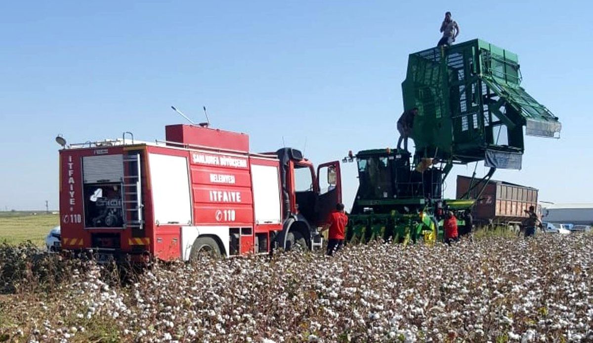 Biçerdöverin içindeki 5 ton pamuk yandı