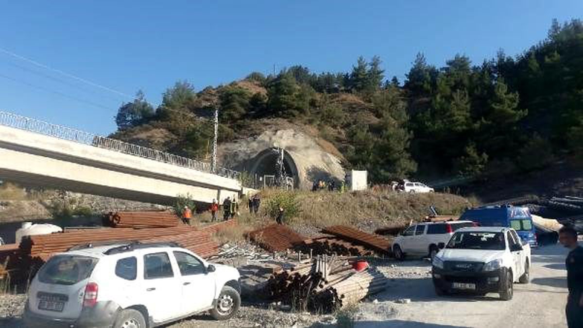 Bilecik\'te kılavuz tren, raydan çıktı: 2 makinist öldü