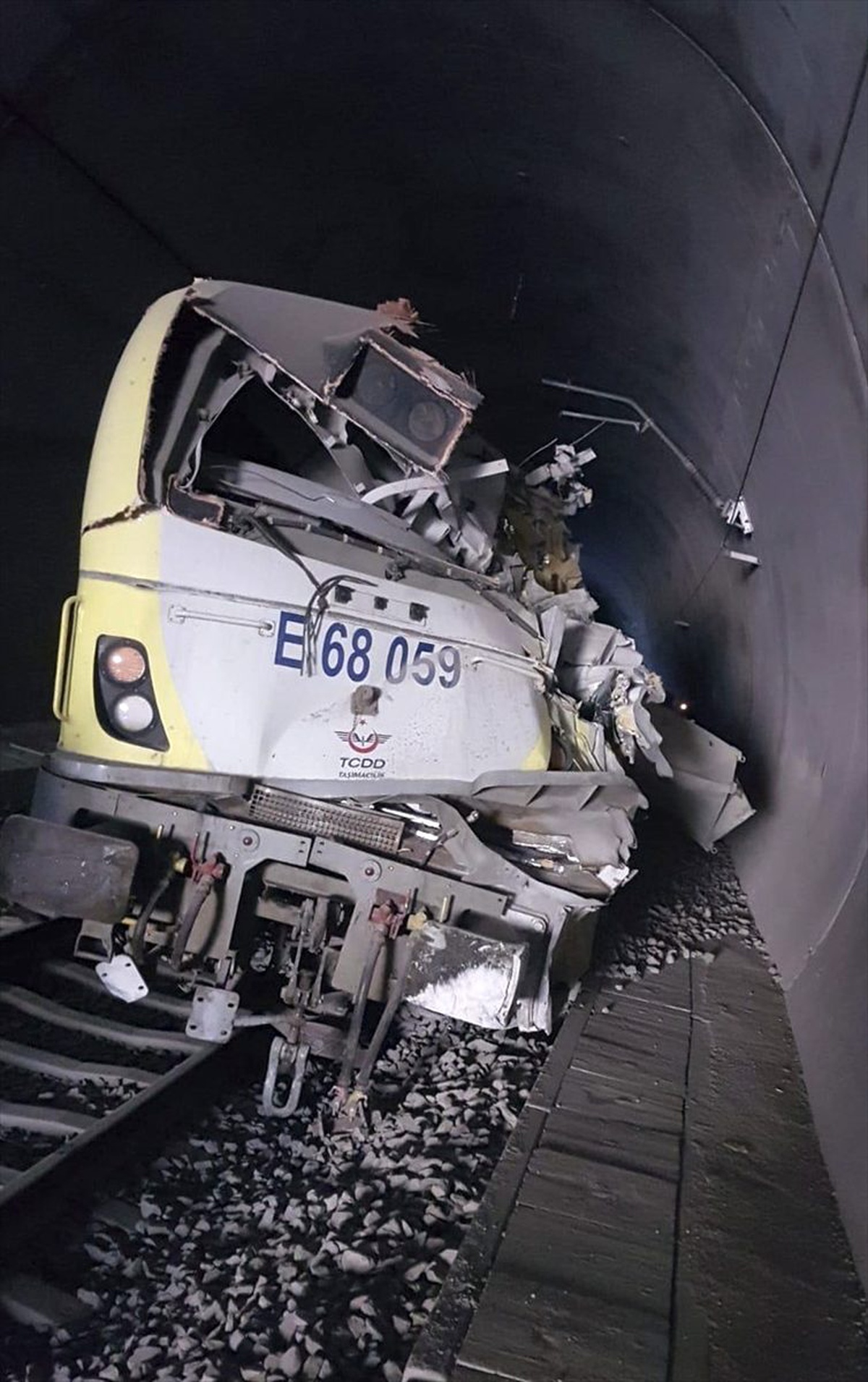 Bilecik\'te kılavuz tren tünelde raydan çıktı: 2 ölü